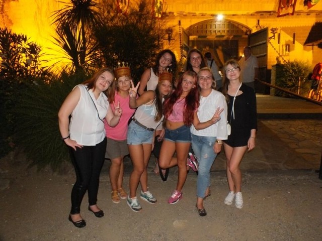 Młodzież z klas hotelarskich Zespołu Szkół Ponadgimnazjalnych numer 1 w Jędrzejowie na wakacyjnych praktykach w Hiszpanii.