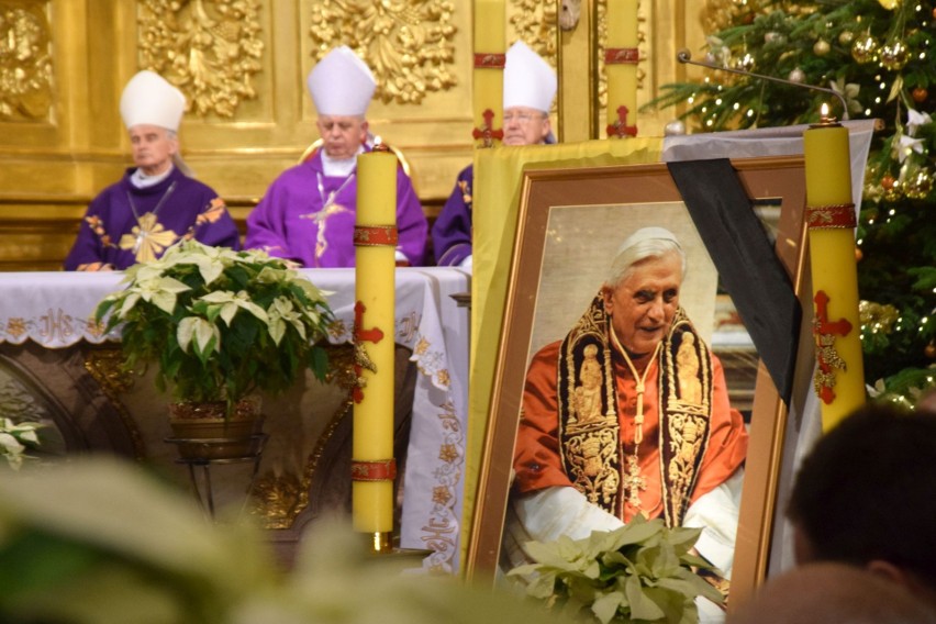 Kieleccy biskupi modlili się za zmarłego papieża Benedykta...