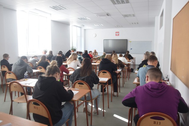 Maturzyści z Zakładu Doskonalenia Zawodowego w Radomiu podczas pisania próbnej matury z języka angielskiego w nowej formule.