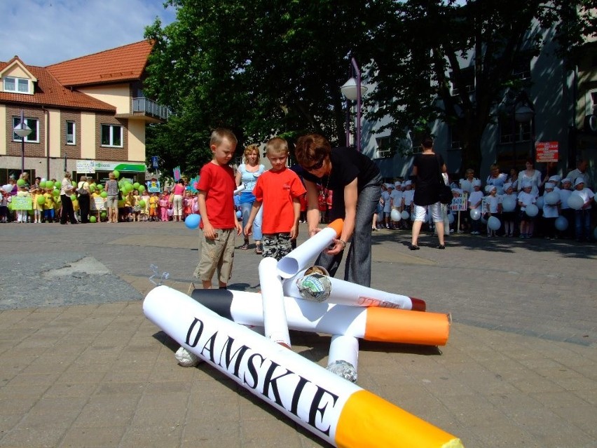 Przedszkolaki ze Strzelec Opolskich zdeptały papierosy