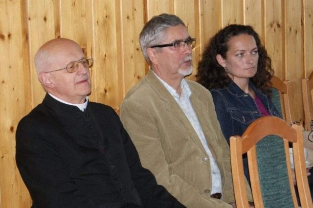 Obradom przyglądali się ks. proboszcz Henryk Kotlenga, Zbigniew Mania i Emilia Rekowska.