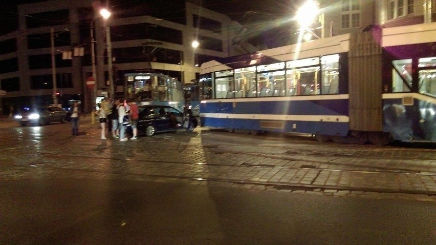 Wypadek na Kołłątaja. Samochód między tramwajami [ZOBACZ]