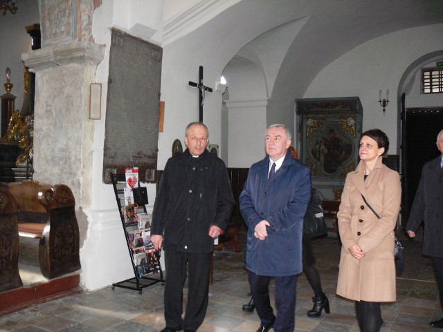 Marszałek Andrzej Bętkowski w Koprzywnicy odwiedził między innymi  Kościół Świętego Floriana.  od lewej proboszcz Jerzy Burek, Andrzej Bętkowski, Anna Paluch.