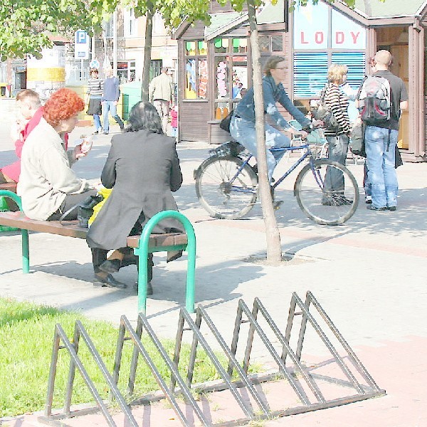 Pamiętać trzeba, że prawdziwe ścieżki rowerowe to nie tylko trakty do jazdy, ale także miejsca, w których można pojazd zaparkować, usiąść i odpocząć. Jedno z nich urządzono na al. 23 Stycznia