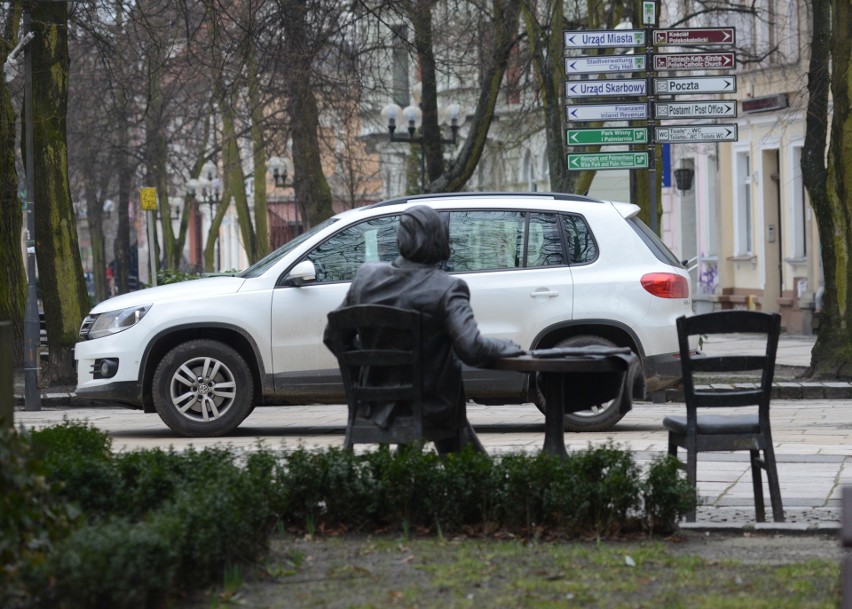 Deptak jak skrót? Taki widok na zielonogórskiej starówce...