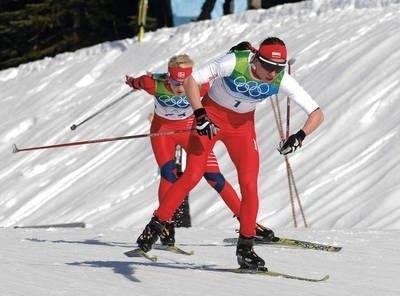 Justyna Kowalczyk na trasie biegu łączonego, za nią Kristin Steira Fot. Jerzy Cebula