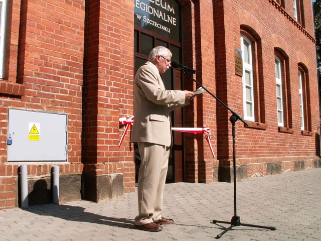 Dyrektor Jerzy Dudź przed siedzibą muzeum.