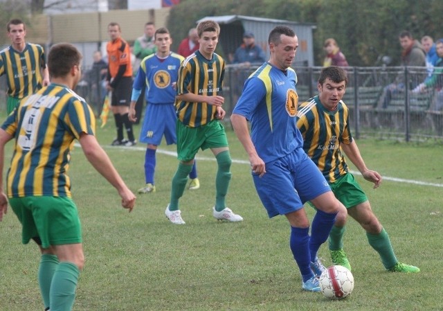 Piłkarze Mokrzyszowa Tarnobrzeg (niebiesko-żółte stroje) okazali się lepsi od rywali z Wisanu Skopanie.