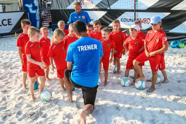 Młodzi zawodnicy KKP Korona Kielce mieli okazję potrenować i pograć na piasku na boisku do sportów plażowych na Rynku w Kielcach.  (dor)