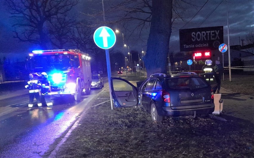 Na ul. Ofiar Oświęcimia w Brzeszczach samochód osobowy z...