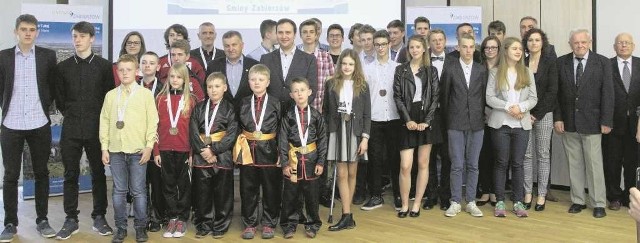 Mistrzowie sportowi gminy Zabierzów na uroczystej gali otrzymali nagrody samorządowe za swoje ubiegłoroczne osiągnięcie