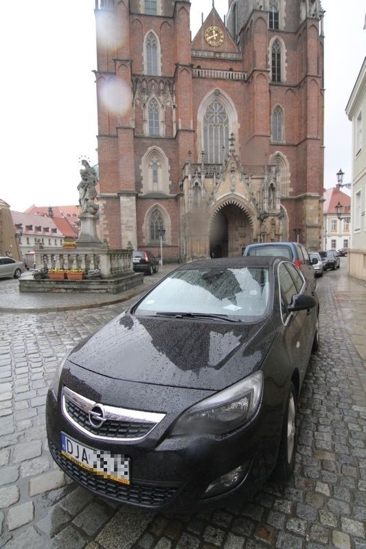 Wrocław: Ostrów Tumski zamienił się w wielki parking (ZDJĘCIA)