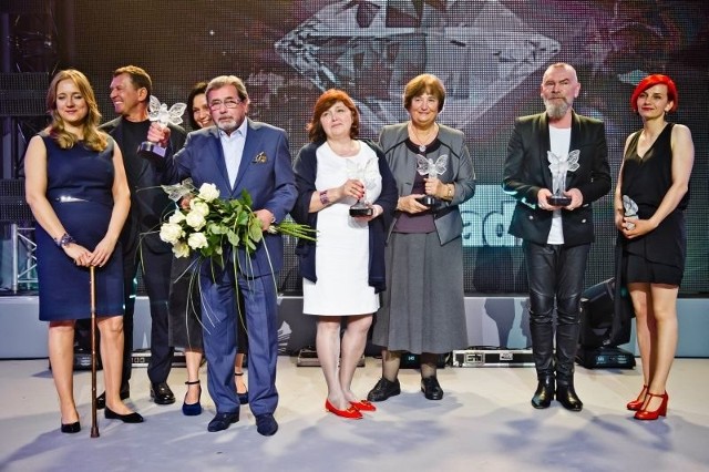 Nagrodę Specjalną dla człowieka dialogu, który łączy, a nie dzieli otrzymał aktor Janusz Gajos (na zdjęciu z kwiatami). Laureatką Kryształków Zwierciadła jest Inga Pytka &#8211; Sobutka z Szydłowca (na zdjęciu pierwsza z prawej).