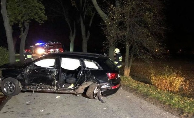 Wypadek na trasie Nagradowice - Komorniki. We wtorek wieczorem samochód osobowy wypadł z drogi i uderzył w drzewo. Jedna osoba została ranna.Przejdź do kolejnego zdjęcia --->