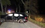 Wypadek na drodze Nagradowice - Komorniki. Audi rozbite na drzewie. Jedna osoba ranna [ZDJĘCIA]