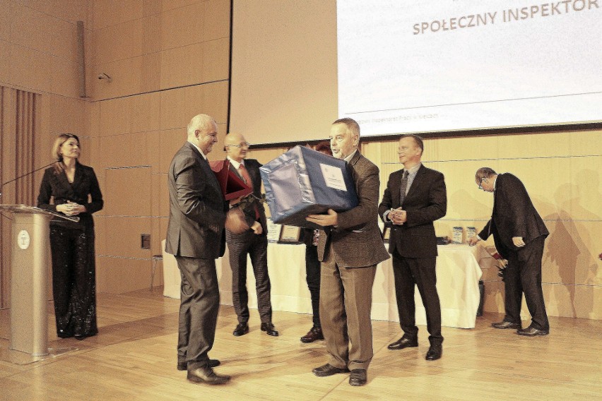 Zbigniew Palacz, z lewej, odbiera nagrodę za pierwsze...