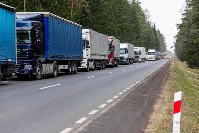 Kolejka pojazdów ciężarowych do przejścia z Ukrainą w Dorohusku liczy ok. 29 km i sięga do miejscowości Adolfin (zdjęcie ilustracyjne).