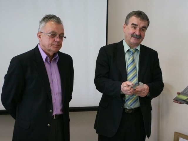Prezydent Kielc Wojciech Lubawski (z prawej) w maju 2012 roku żegnał trenera Włodzimierza Gąsiora i dziękował mu za długoletnią pracę w Kielcach. Teraz Gąsior znów może wrócić do Korony.