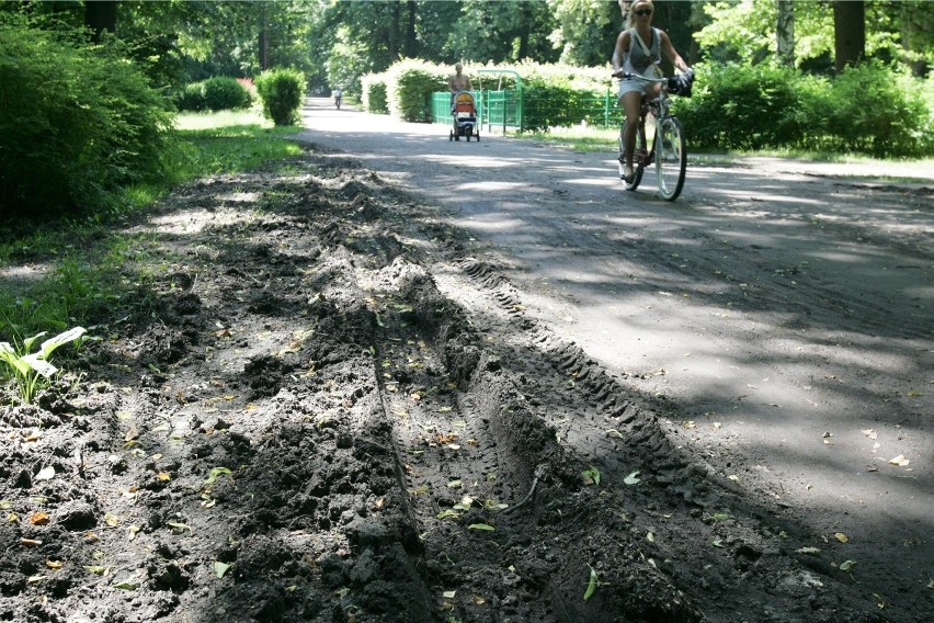 Park Grabiszyński tonie w błocie. Kto niszczy bardziej? Mieszkańcy czy obsługa? (ZDJĘCIA)