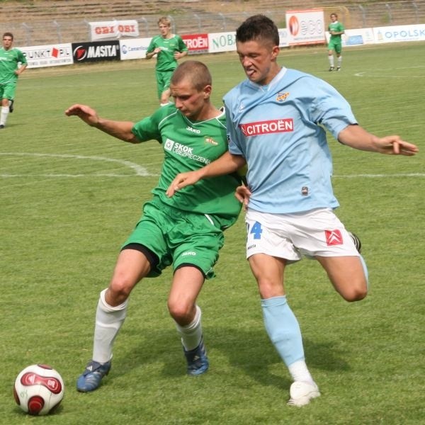 Tomasz Szymczyszyn z Odry Opole (z prawej) zaliczył już debiut w I lidze seniorów.
