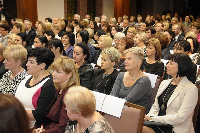 Nauczyciele podczas  uroczystości w Kujawsko-Pomorskim UrzędzieWojewódzkim w Bydgoszczy