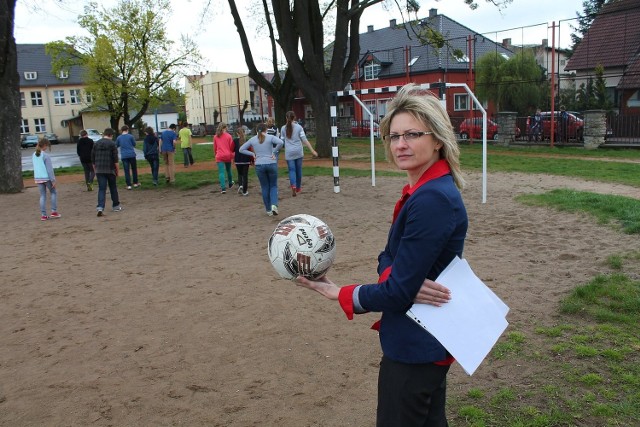 - Chciałabym, żeby w czasie wakacji szkolne boisko było otwarte nieco dłużej niż tylko do 20.30, ale o tym zdecyduje sąd - mówi Krystyna Nowak, dyrektor krapkowickiej "jedynki&#8221;.