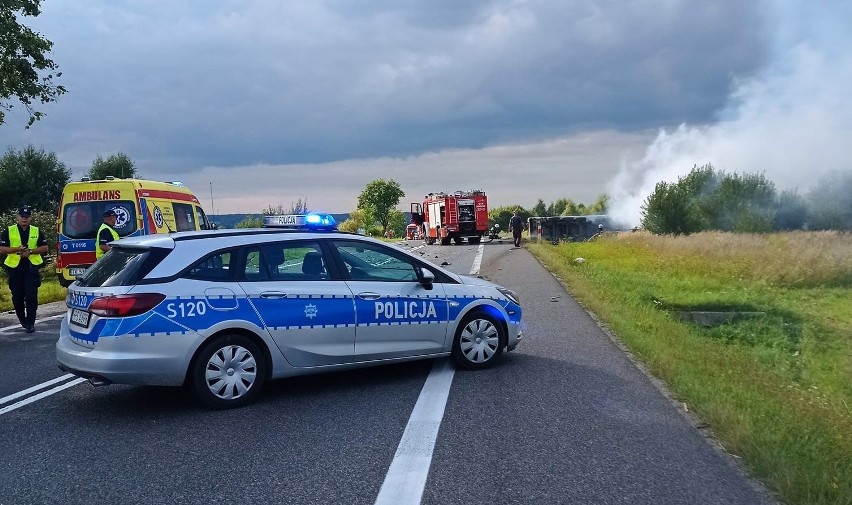 Wypadek w Mniowie. Zderzenie ciężarówki z BMW. Jedna osoba nie źyje, droga krajowa numer 74 była zablokowana