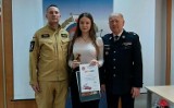 Uczennica szkoły w Opatowcu laureatką Ogólnopolskiego Strażackiego Konkursu Plastycznego. Wyszyła pracę na płótnie