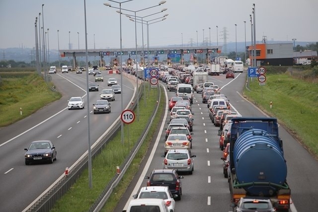 Korek przed bramkami na autostradzie A4 w Gliwicach Sośnicy w niedzielne popołudnie