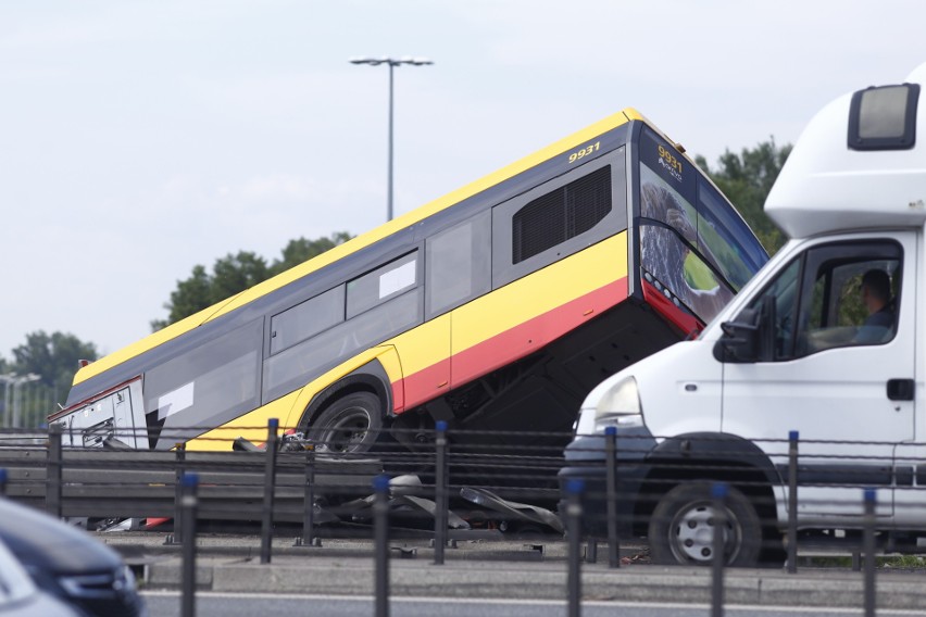 Wypadek autobusu, Warszawa. Autobus runął z mostu na trasie S8. Nie żyje 70-letnia kobieta