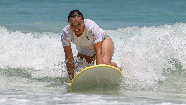 Iga Świątek próbuje sił na desce surfingowej na plaży Scarborough Beach w Parth w Australii Zachodniej