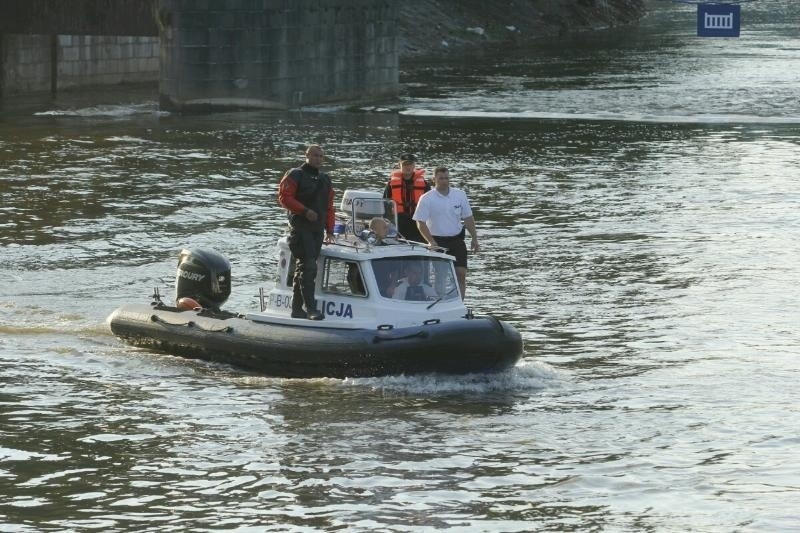 Wrocław: Strażacy i policjanci szukali pływającego w Odrze mężczyzny (ZDJĘCIA)