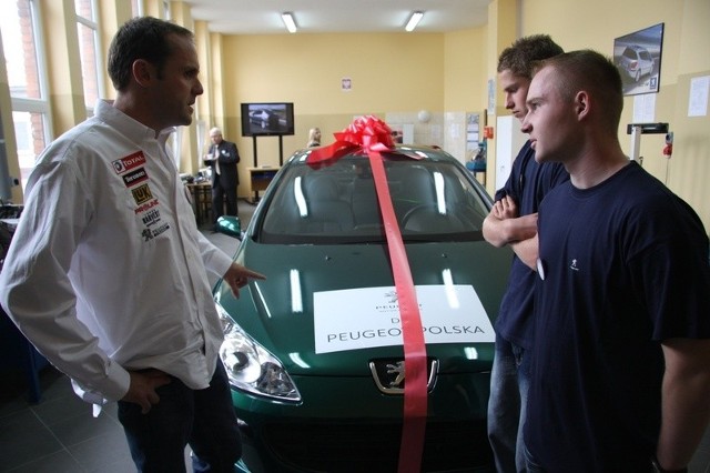 Mistrz Tomasz Kuchar prezentował uczniom nowe auto jakie dostali w ramach wyposażenia pracowni