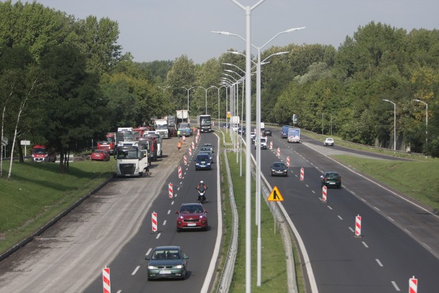 Z początkiem drugiego tygodnia sierpnia rozpoczął się remont Drogowej Trasy Średnicowej w Świętochłowicach. Wyremontowany zostanie 1,5 -kilometrowy odcinek DTŚ (w tym 900 m jezdni w kierunku Katowic i 600 m jezdni w kierunku Gliwic), o łącznej powierzchni ponad 21 tys. metrów kwadratowych. - Dotychczasowe warstwy zostaną wymienione na nowe, o wyższych parametrach, co w efekcie da większą wytrzymałość nawierzchni. To przełoży się na bezpieczeństwo i komfort jazdy - mówi Dawid Kostempski, prezydent Święto-chłowic. - Łącznie to 21 cm grubości całego pakietu bitumicznego - dodaje.