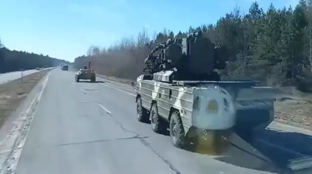 Nagranie jadącej kolumny wojskowych pojazdów udostępnił kanał NEXTA TV