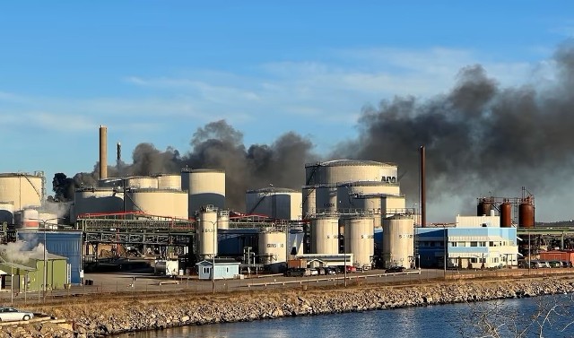 W szwedzkiej rafinerii wybuchł pożar, policja ustala przyczyny pojawienia się ognia.