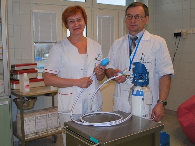 Jerzy Piątek, ordynator oddziału położniczego i Elżbieta Goździewska, pielęgniarka oddziałowa pokazują jak wygląda zestaw do uśmierzania bólu porodowego