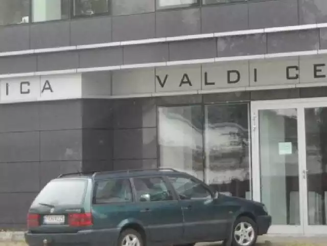 Firma Valdi Ceramica ze Stąporkowa wbrew wcześniejszym zapowiedziom nie wznowiła produkcji tej wiosny i nie wyszła z finansowych tarapatów.
