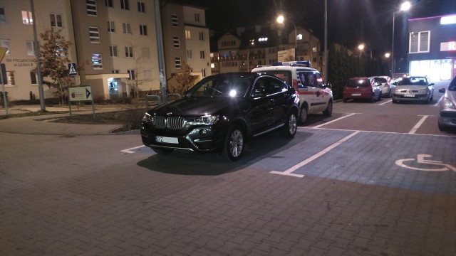BMW, ul. Leska w Rzeszowie. Niemal cały parking wolny, ale pani kierowca wybrała miejsce dla inwalidy i beztrosko poszła na zakupy.