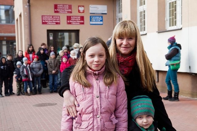 12-letnia Jola z domu dziecka w Niemenczynie u rodziny Bogumiły Kozłowskiej będzie gościć pierwszy raz. Czekając na jej przyjazd, białostoczanka przyznała, że denerwuje się przed spotkaniem. Gdy Jola wysiadła z autobusu, obie szybko złapały kontakt. Pani Bogumile zakręciła się w oku łza.