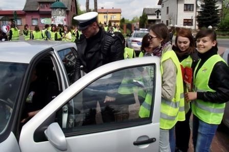 Gimnazjaliści z Zakrzewa wraz z radomską drogówką sprawdzali w piątek trzeźwość kierowców i wręczali im alkomaty.