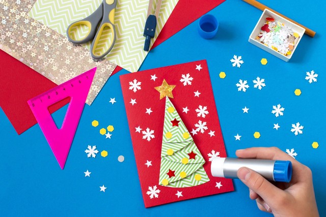 Podsuwamy najlepsze pomysły na samodzielne zrobienie świątecznych kartek. Zajrzyj do naszej galerii inspiracji na bożonarodzeniowe karnety DIY.