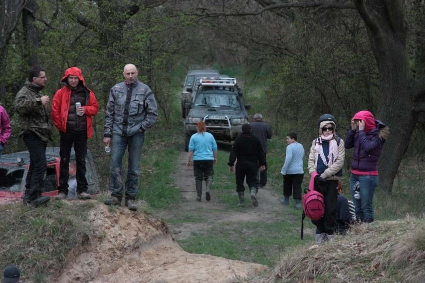 Rajd samochodów terenowych na poligonie w Biedrusku [ZDJĘCIA, FILM] 