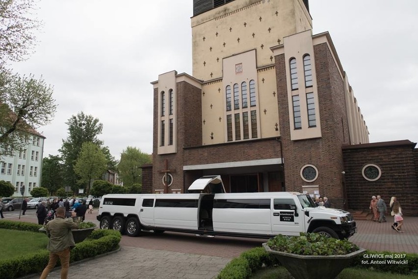 Gigantyczny, kilkumetrowy amerykański Hummer podwiózł w...