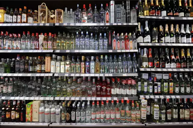 Zakaz sprzedaży alkoholu po godz. 22 wprowadzony w Olsztynie, dał się we znaki właścicielom sklepów monopolowych w mieście. Jeden z nich postanowił nie poddawać się w walce o zyski ze sprzedaży procentowych trunków. Wymyślił bardzo sprytny sposób na obejście zakazu.Czytaj dalej na kolejnym slajdzie