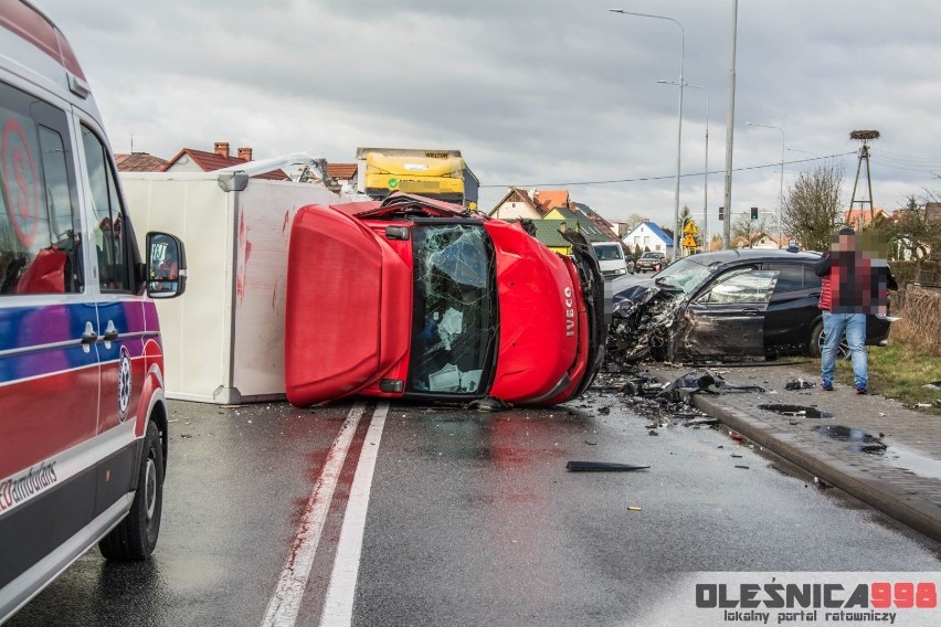 Wypadek pod Wrocławiem. Zderzyły się osobówka i samochód dostawczy