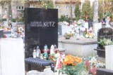 Nagrobek Kazimierza Kutza wciąż jest zniszczony. W Katowicach przy Sienkiewicza wandale wydrapali krzyż wiele miesięcy temu 