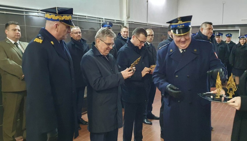 Przekazanie wozu za prawie 1,4 mln zł dla Straży Pożarnej w...