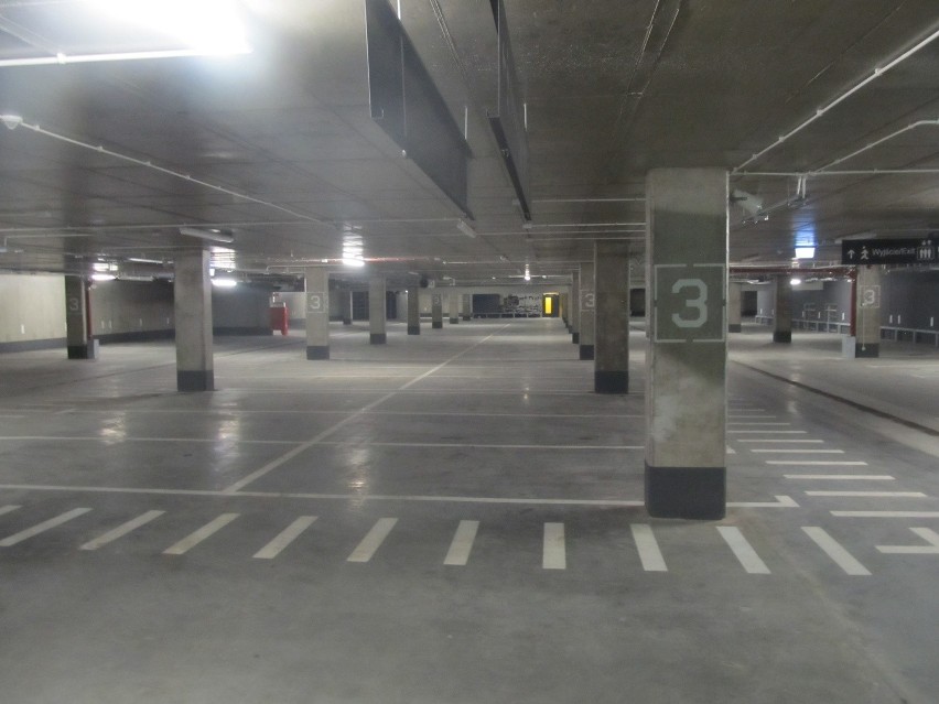 Parking Nowy Targ: Trzy poziomy, 333 miejsca i... 20 aut (ZDJĘCIA)