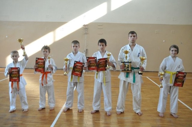 Skarżyscy karatecy prezentują trofea z turnieju w Lublinie. Na zdjęciu sześcioro (z ośmiu ogółem) medalistów imprezy.